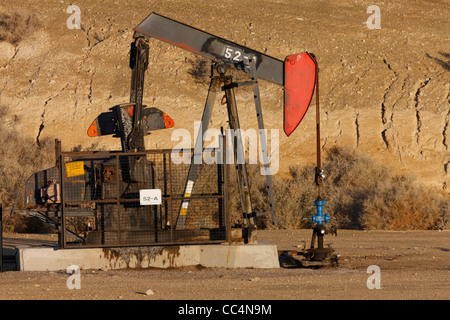 Sur la pompe à huile de pétrole sur le champ pétrolifère de Midway-Sunset près de Taft, Californie à l'aube. Banque D'Images