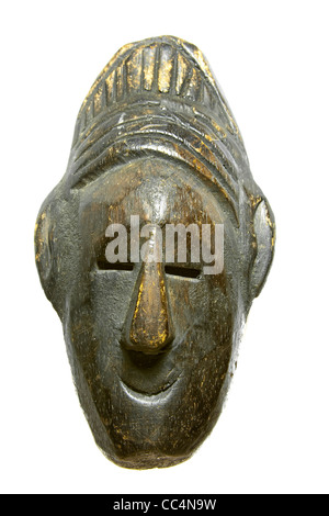 Tribal sculpté en bois sombre Masque de visage isolé sur fond blanc Banque D'Images