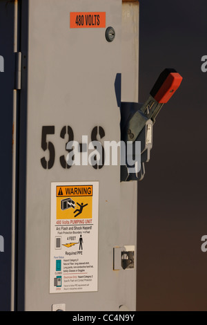 Pour l'alimentation de la pompe d'huile 53-S sur un puits de pétrole sur le champ pétrolifère de Midway-Sunset près de Taft, en Californie. Banque D'Images
