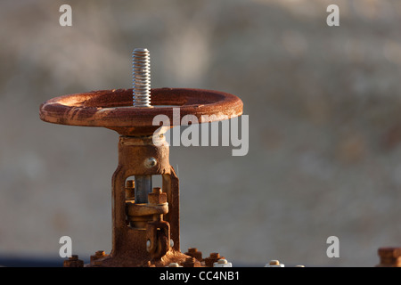 Valve sur un tuyau d'huile sur le Midway-Sunset oil champ près de Taft, en Californie. Banque D'Images