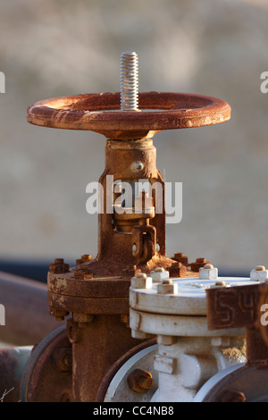 Valve sur un tuyau d'huile sur le Midway-Sunset oil champ près de Taft, en Californie. Banque D'Images