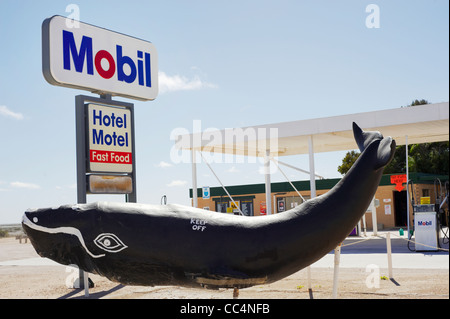 Avis de l'Hôtel, Motel sign et de baleine, la plaine du Nullarbor, Australie du Sud, Australie Banque D'Images