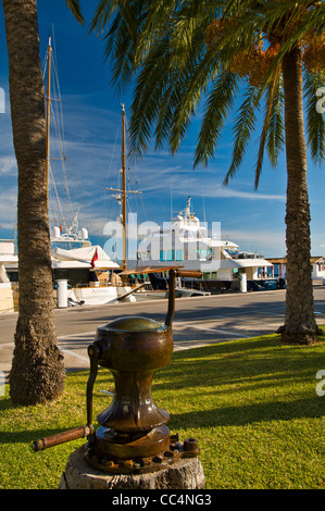 Quartier historique d'étrave en premier plan avec de luxueux yachts amarrés derrière à Puerto Portals Majorque Espagne Banque D'Images