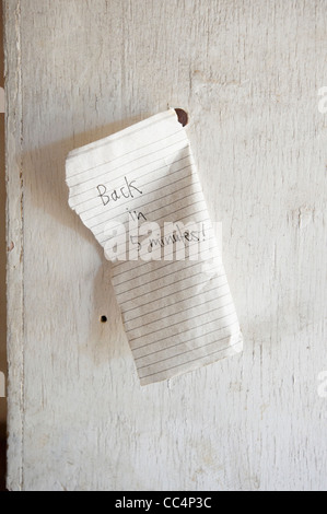 Close-up of note épinglée sur la porte, Koolnalda Homestead, plaine du Nullarbor, Parc National de Nullarbor, Australie du Sud, Australie Banque D'Images