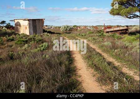 La voie menant au cimetière de voiture, Koolnalda Homestead, plaine du Nullarbor, Parc National de Nullarbor, Australie du Sud, Australie Banque D'Images