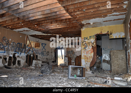 La mer de Salton, maintenant presque une ville fantôme, avec dead poisson Tilapia dansant le long du bord de la lac salin, Burnt Out bar, CA Banque D'Images