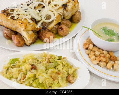 Des plats portugais typiques 'bacalhau à lagareiro" (morue), 'Migas' et de la soupe avec des croûtons de pain Banque D'Images