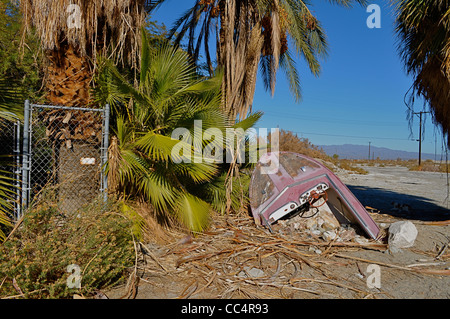 La mer de Salton, maintenant presque une ville fantôme, avec dead poisson Tilapia dansant le long du bord de la lac salin, Desert Resort abandonné. Banque D'Images