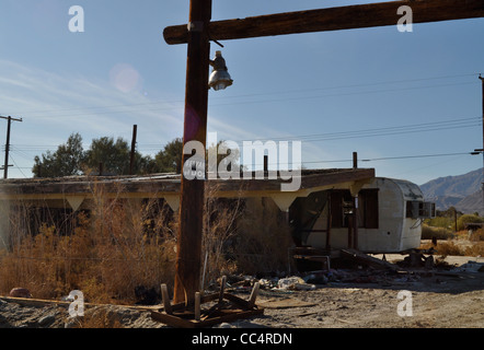 La mer de Salton, maintenant presque une ville fantôme, avec dead poisson Tilapia dansant le long du bord de la lac salin, grillée en retraite. Banque D'Images