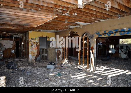 La mer de Salton, maintenant presque une ville fantôme, avec dead poisson Tilapia dansant le long du bord de la lac salin, Burnt Out bar, CA Banque D'Images