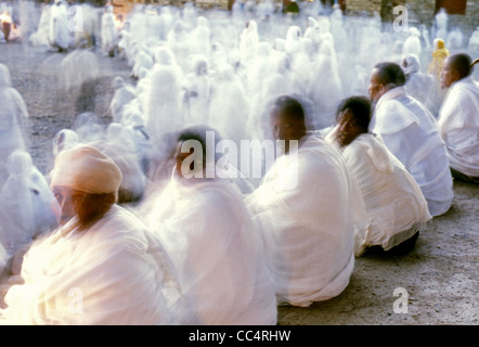 Fidèles se rassemblent pour un service à l'extérieur de l'Église Orthodoxe Christian Sainte Marie de Sion à Axoum, l'église de l'Ethiopie. Banque D'Images