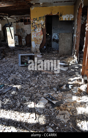 La mer de Salton, maintenant presque une ville fantôme, avec dead poisson Tilapia dansant le long du bord de la lac salin, Burnt Out bar, CA Banque D'Images