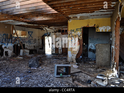 La mer de Salton, maintenant presque une ville fantôme, avec dead poisson Tilapia dansant le long du bord de la lac salin, Burnt Out bar, CA Banque D'Images