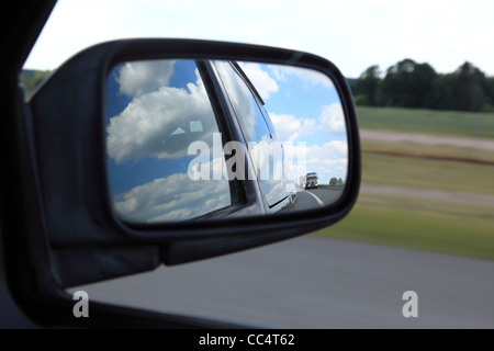 Road se reflétant dans les miroirs d'une voiture weda Banque D'Images