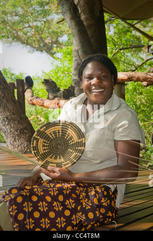 Afrique Botswana Tuba woman holding basket elle Tree-Native tissés Banque D'Images