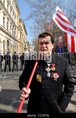 Homme hongrois habillé à l'occasion de la commémoration du 15 mars de la révolution de 1848 à Budapest Hongrie Banque D'Images