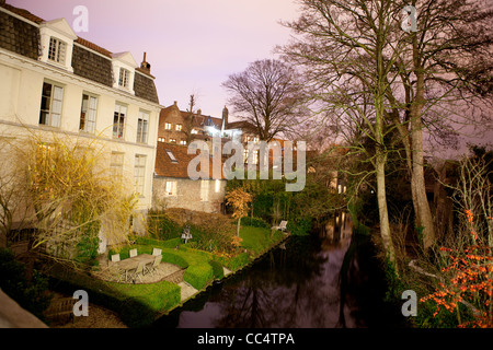 HDR nuit shot de maisons typiques à Brugge (Bruges) en Belgique. Banque D'Images