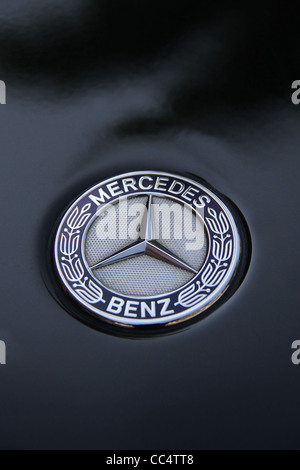 Logo Mercedes Benz vus sur noir Banque D'Images