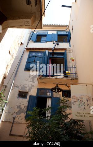 Détail de l'architecture des maisons traditionnelles dans la vieille ville de Chania en Crète. Banque D'Images