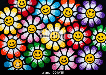 Fer à repasser la broderie sur les correctifs de smiley fleurs multicolores sur fond noir Banque D'Images