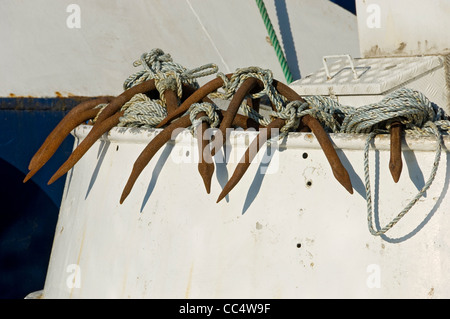 Gros plan des ancres d'ancrage rouillées sur un bateau de pêche à chalutier Whitby North Yorkshire Angleterre Royaume-Uni Grande-Bretagne Banque D'Images