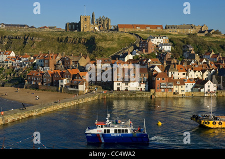 Vue sur l'église St Marys et l'abbaye depuis l'ouest Cliff Whitby Harbour North Yorkshire Angleterre Royaume-Uni GB Grande-Bretagne Banque D'Images