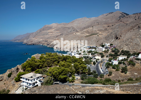 Petit village traditionnel avec des maisons blanches dans le sud de l'île de Crète en Grèce. Banque D'Images