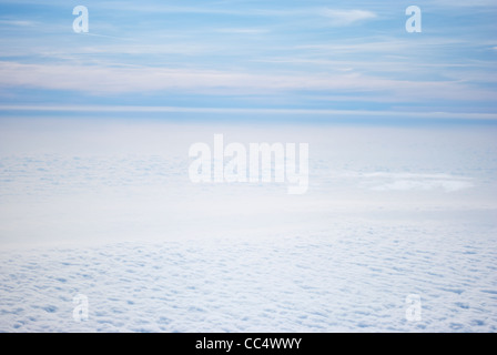 Les nuages blancs sur fond bleu ciel vu de dessus prises d'avion Banque D'Images