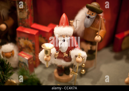 Jouets en bois style rétro de Noël avec le Père Noël. Banque D'Images