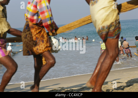 Photographie par Roy Riley à leurs filets des pêcheurs sur la plage de Kovalam au Kerala, en Inde Banque D'Images