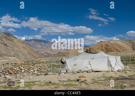 Chang-pa tente nomade sur la plaine à haute altitude au-dessus de Korzok, montagnes aux sommets enneigés derrière, le lac Tsomoriri, (Ladakh) Jammu-et-Cachemire, l'Inde Banque D'Images