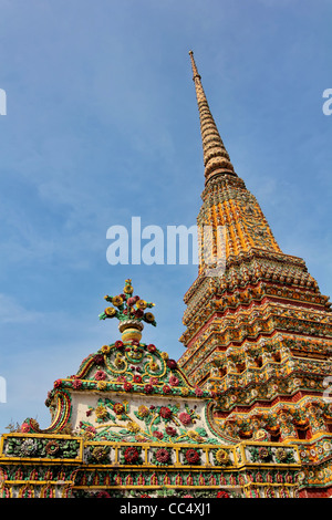 Le Chedi Phra Si Sanpet dans les motifs de Wat Pho (Wat Phra Chetuphon), le plus ancien de Bangkok et plus grand temple. Banque D'Images