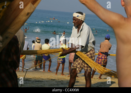 Photographie par Roy Riley à leurs filets des pêcheurs sur la plage de Kovalam au Kerala, en Inde Banque D'Images