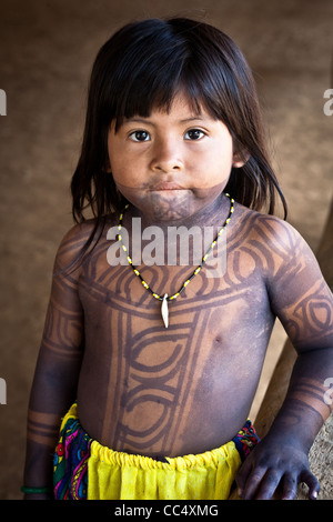Embera Puru enfant indien dans le village à côté de Rio Pequeni, Colon province, République du Panama. Banque D'Images