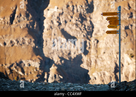 Signes de montagne sur le chemin de cabane Hornli dans Penine Alpes, Suisse Banque D'Images