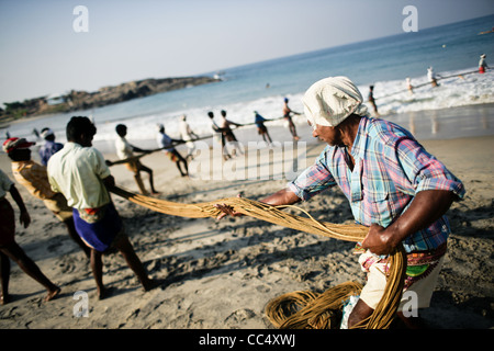 Photographie par Roy Riley à leurs filets des pêcheurs sur la plage de Kovalam au Kerala, en Inde Banque D'Images