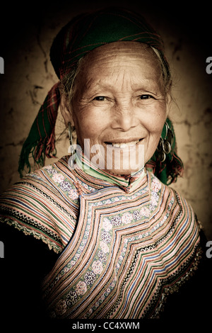 Portrait of a flower Hmong tribeswoman à hillside village près de Bac Ha, dans le nord du Vietnam, Asie du Sud Est. Banque D'Images