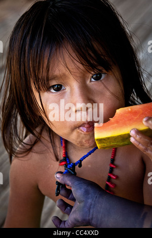 Embera Puru enfant indien mangeant du melon d'eau dans le village à côté de Rio Pequeni, province de Colon/Panama, République du Panama, Amérique centrale. Banque D'Images