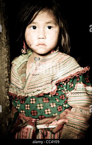 Portrait d'une petite fille de la tribu de colline Flower Hmong dans un village près de Bac Ha, dans le nord du Vietnam, Asie du Sud Est. Banque D'Images