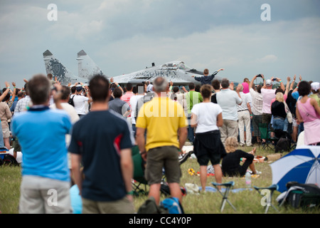 KECSKEMET, HONGRIE - 8 août 2010 : spectateurs watch Mig-29 slovaque se déplaçant lentement le long de la piste après l'atterrissage Banque D'Images