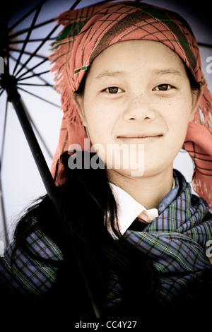 Portrait d'un Hmong Blanc Bac à tribeswoman Xum marché dans la province de Ha Giang, Vietnam du Nord, en Asie du sud-est. Banque D'Images