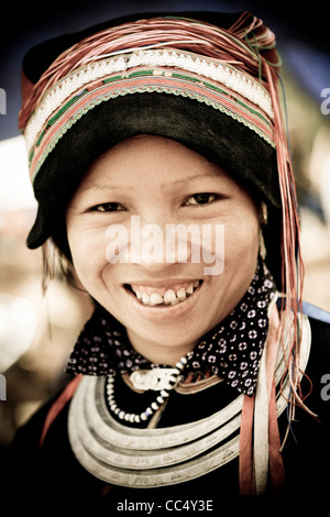 Superbe portrait d'un tribeswoman Tay Bac Xum au marché dans la province de Ha Giang, Vietnam du Nord, en Asie du sud-est. Banque D'Images