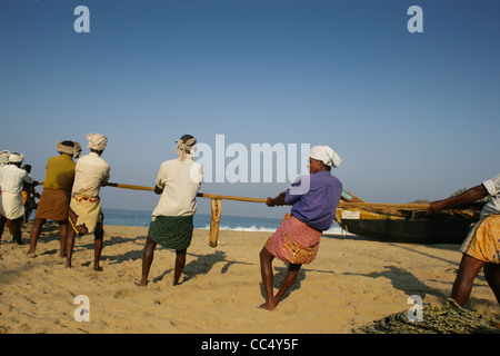 Photographie par Roy Riley à leurs filets des pêcheurs sur la plage de Kovalam au Kerala, en Inde Banque D'Images
