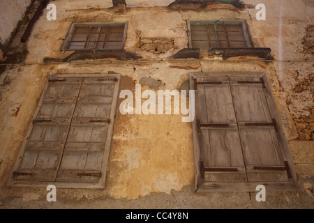 Façade d'une maison abandonnée avec l'architecture crétoise. Banque D'Images