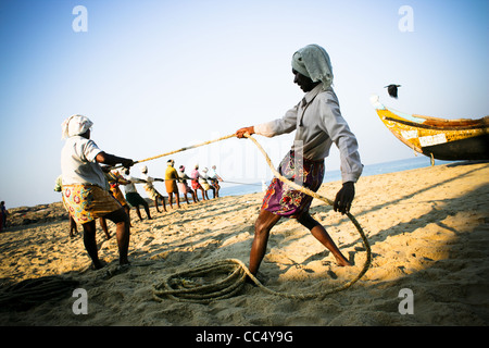 Photographie par Roy Riley à leurs filets des pêcheurs sur la plage de Kovalam au Kerala, en Inde Banque D'Images