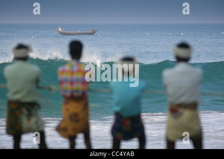 Photographie par Roy Riley à leurs filets des pêcheurs sur la plage de Kovalam au Kerala, en Inde Banque D'Images