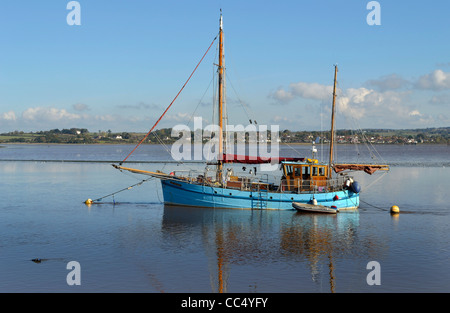 Chambre double mâts voilier amarré sur la rivière à marées exe ci-dessous Topsham près d'Exeter en dessous du canal maritime Exeter Banque D'Images