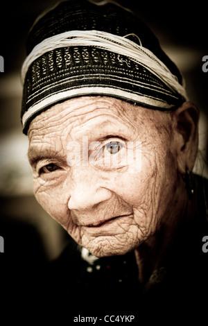 Portrait d'un tribeswoman Tay Bac Xum au marché dans la province de Ha Giang, Vietnam du Nord, en Asie du sud-est. Banque D'Images