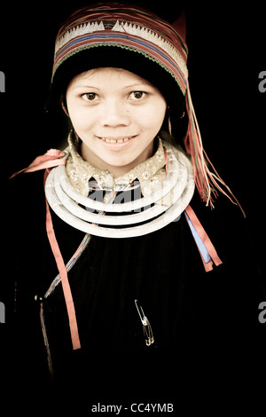 Superbe portrait d'un tribeswoman Tay Bac Xum au marché dans la province de Ha Giang, Vietnam du Nord, en Asie du sud-est. Banque D'Images