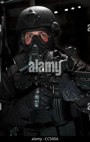 Un joueur d'airsoft noir spécial portant des uniformes des forces canadiennes utilisées dans la lutte contre le terrorisme (jeux posés par modèle) Banque D'Images